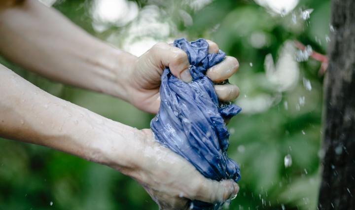 Grip squeezing wringing