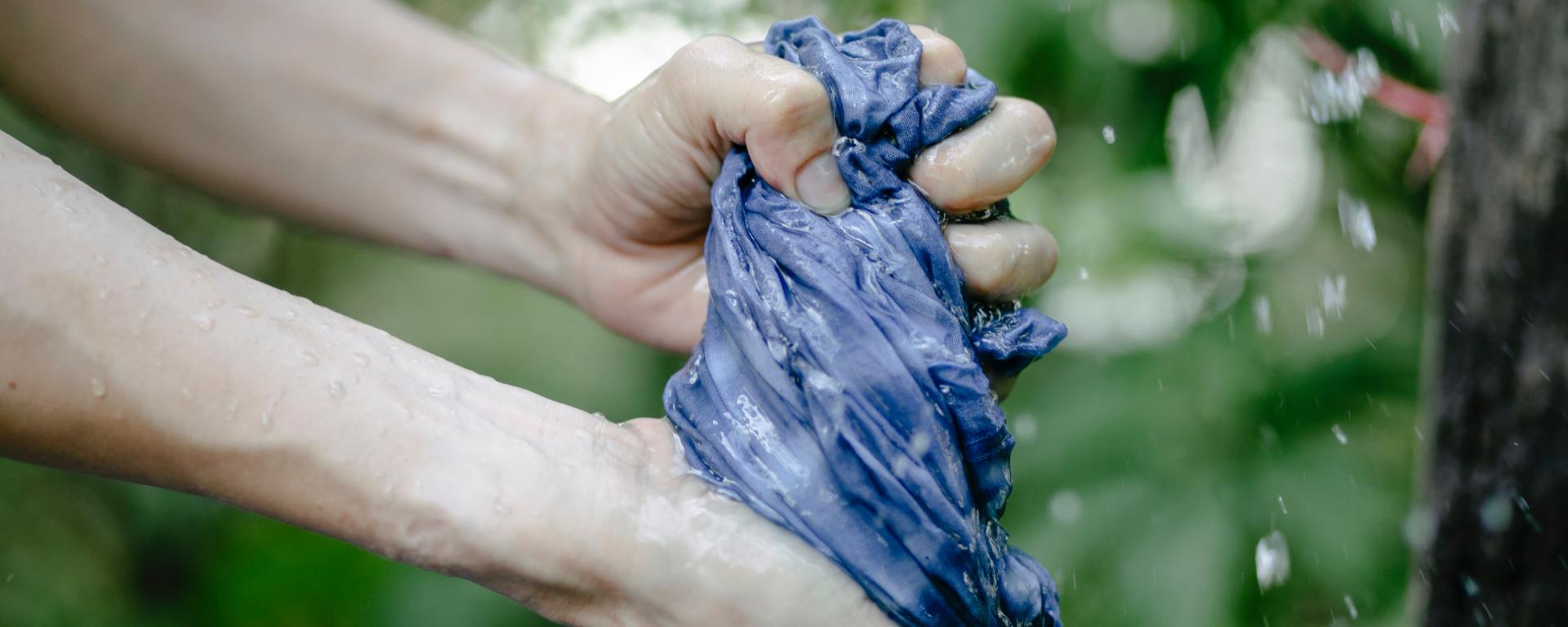 Grip squeezing wringing